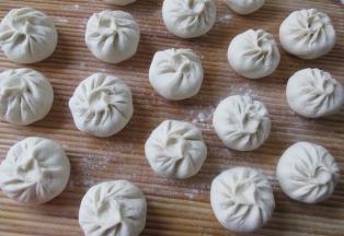 放在盖帘上盖上湿布进行二次发酵，这个是包子皮柔软最重要的一步。