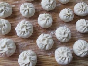 放在盖帘上盖上湿布进行二次发酵，这个是包子皮柔软最重要的一步。