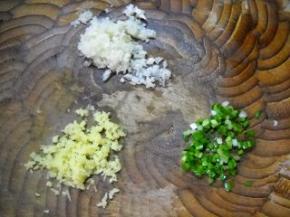 葱姜蒜洗净、切细粒。