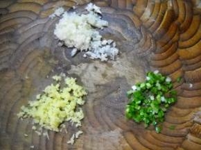 葱姜蒜洗净、切细粒。
