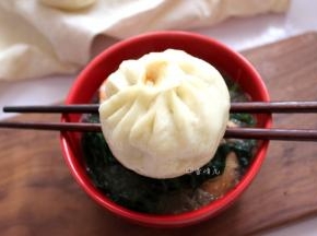 拿出趁热配上一碗汤，美美的享用。