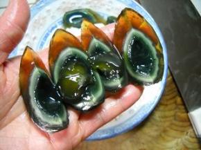 皮蛋每个切四瓣。