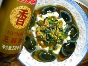 最后淋上芝麻油；吃时拌匀。