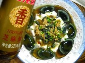 最后淋上芝麻油；吃时拌匀。