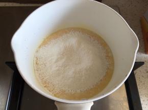 过筛加入低筋面粉