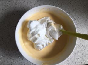 然后再加入1/3的蛋白霜，继续同样的手法翻拌均匀