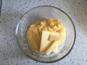 将熬好的克林姆酱趁热倒入碗中，加入黄油