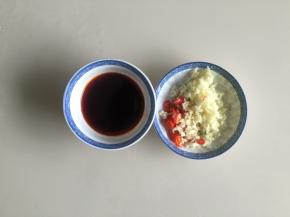 准备佐料，大蒜切末，小米辣切段