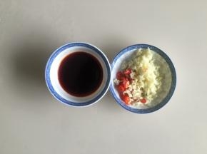 准备佐料，大蒜切末，小米辣切段