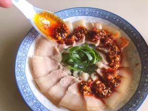 浇上做好的蒜泥料汁