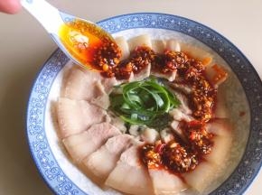 浇上做好的蒜泥料汁