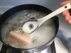 煮开后撇出泡沫，继续煮到肉全熟，可以用筷子插穿