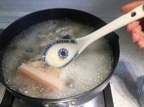 煮开后撇出泡沫，继续煮到肉全熟，可以用筷子插穿