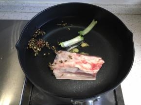 准备好食材，五花肉提前清水泡半小时，泡出血水倒掉，锅内倒入清水，放进五花肉、大葱、八角、花椒、料酒、姜片，大火煮开