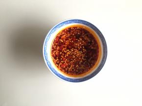 油辣椒馁加入小米辣和蒜末，加入糖、盐、熟白芝麻，和一点肉汤，搅拌均匀