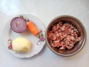 备主料。
牛肉切成小薄片，这样不需要很长时间炖煮了。
土豆、胡萝卜、洋葱洗净、去皮。