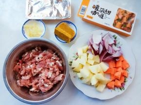牛肉泡清水里，中途换几次清水以去除血水。
蔬菜切成小块，姜切丝，咖喱去除包装，取2块。