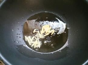 起锅热油，下姜丝。