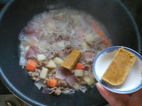 加入咖喱块，搅匀。盖盖烧5、6分钟即可。