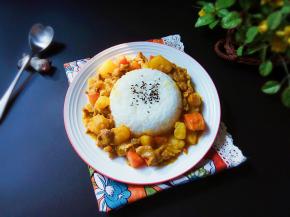 米饭一碗，扣于盘中，撒上芝麻，盛出菜均匀围边。