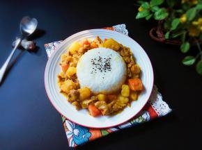 米饭一碗，扣于盘中，撒上芝麻，盛出菜均匀围边。