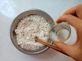 莜麦用滚开的热水逐次一点一点倒入。