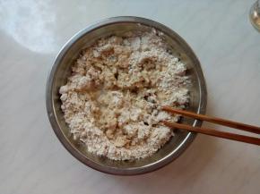 边用筷子搅成絮状。