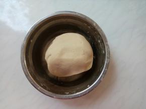 温热不烫手时，和成面团，盖湿布静置20分钟。