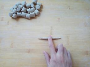 用手按住面剂，慢慢搓，左右俩边稍用力即可。