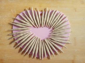 摆放在盘中，覆盖湿布。