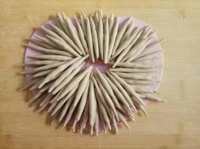 逐一搓成型，有密集恐惧症的请自行略过此图。