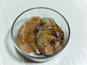 抓拌均匀，腌制4小时以上。(我腌制了一夜，特别入味)