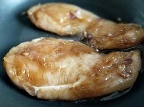 不粘锅中加入少许食用油，放入腌制好的鸡排。中小火煎至鸡排熟即可。