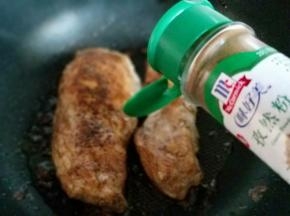 鸡排熟后加入孜然粉。