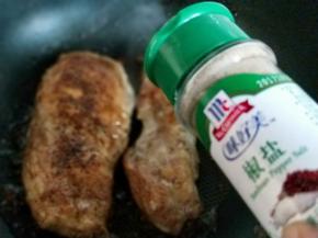 再加入椒盐粉，稍微煎至即可出锅。