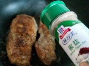 再加入椒盐粉，稍微煎至即可出锅。