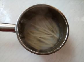 热水逐一下面鱼儿，注意别粘连，用筷子轻轻拨散开。