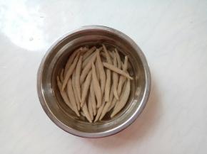 煮好捞出过凉白开。