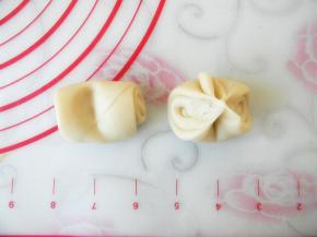 每个卷好的小剂子，中间压一下，向中间捏起