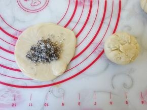 在擀成圆饼状，放入拌好的馅，收严扣