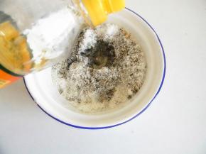 糖，椰蓉，黑芝麻要用料理机打成粉，放一起，各样食材的量不是绝对的，可以随个人口味变化，倒入玉米油