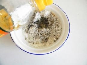 糖，椰蓉，黑芝麻要用料理机打成粉，放一起，各样食材的量不是绝对的，可以随个人口味变化，倒入玉米油