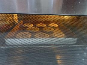 烤箱提前上下火预热190度，烤盘放中层，烘烤15分别左右即可