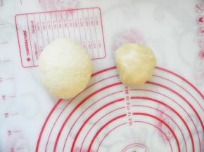 水油面油酥面都和好，水油面要多揉一会儿，揉光滑，揉好的面静置一会儿，去做馅