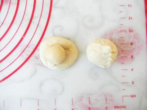 水油面擀成圆饼状，包入油酥面，收口收严