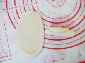 在擀成饼状，越薄越好，卷起