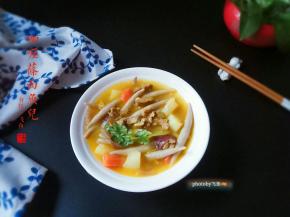 舀上一勺热卤，浇到面鱼上，面鱼劲道滑爽，汤汁咖喱浓香，很过瘾哦！
下面介绍做咖喱土豆牛肉卤的方法。