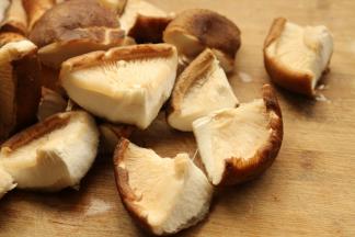 香菇去茎部不要，这样口感最好，掰成小朵。