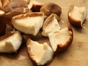 香菇去茎部不要，这样口感最好，掰成小朵。