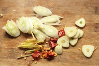 蒜切片，姜切丝，葱切片，红辣椒切小段。